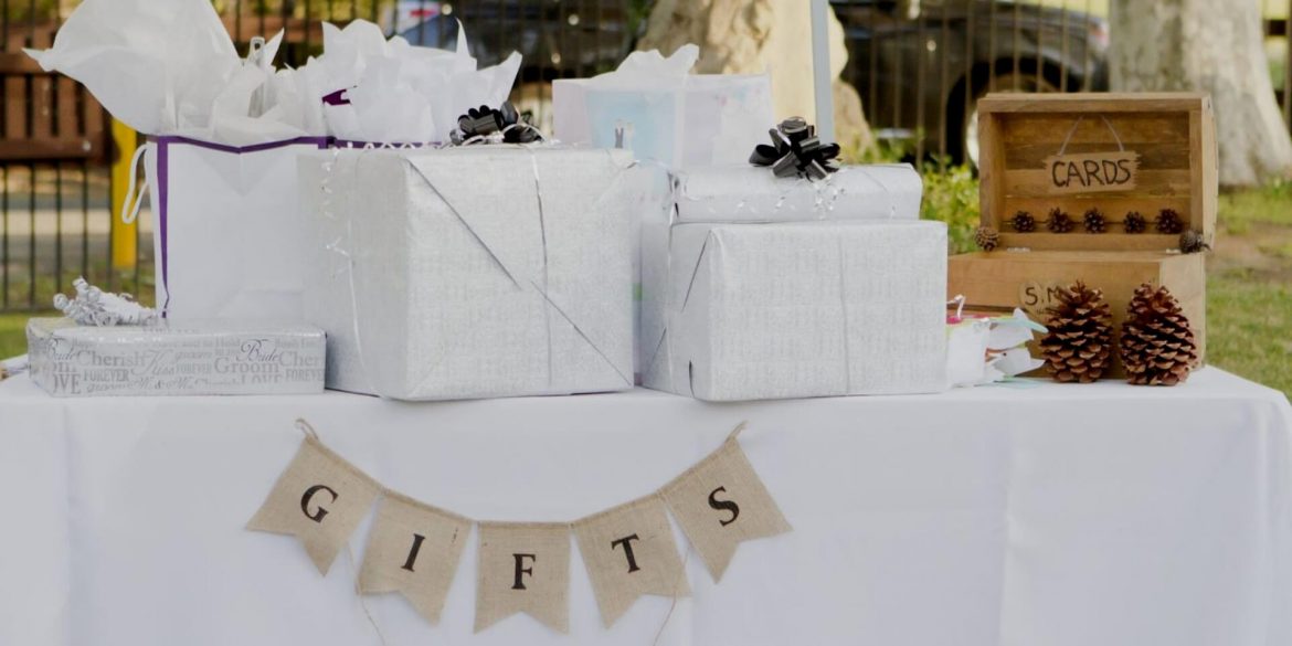 How To Effectively Present a Wedding Gift